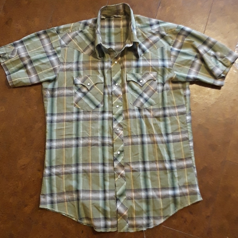 Nice vintage Pearl Snap short sleeve shirt